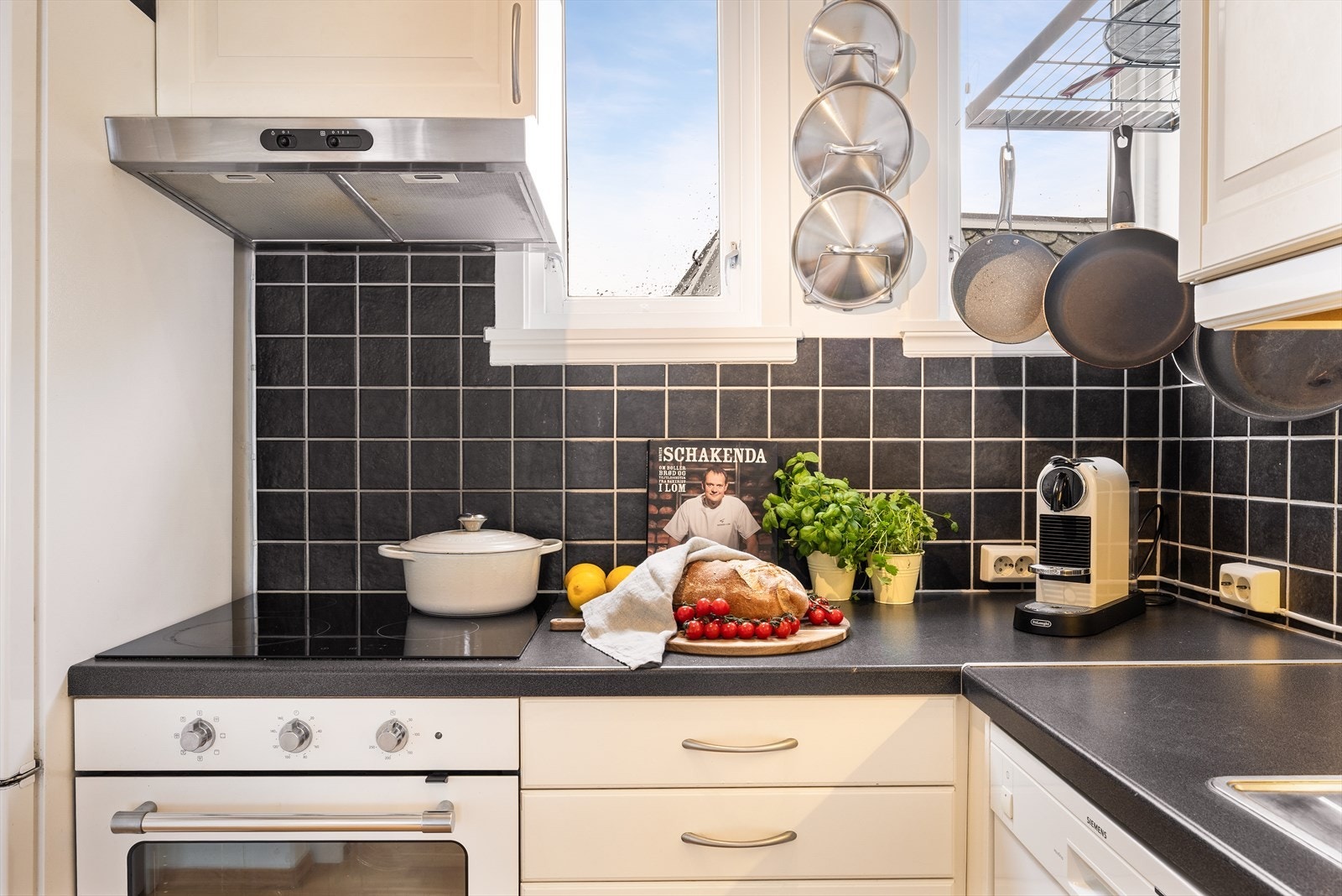 Integrert ovn (2024) og keramisk platetopp. Opplegg og plass for oppvaskmaskin og høyt kjøleskap. Galleribilde