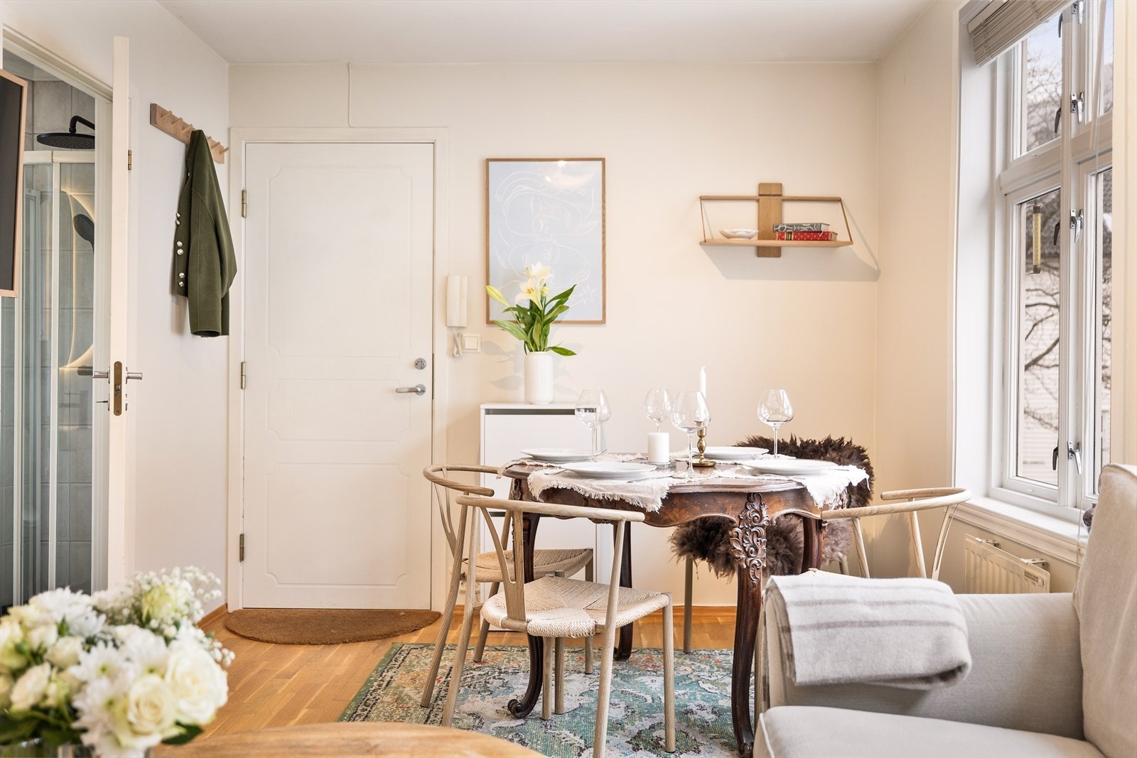 Rommets utforming gir anledning til å innrede med sofagruppe og spisebord. Galleribilde