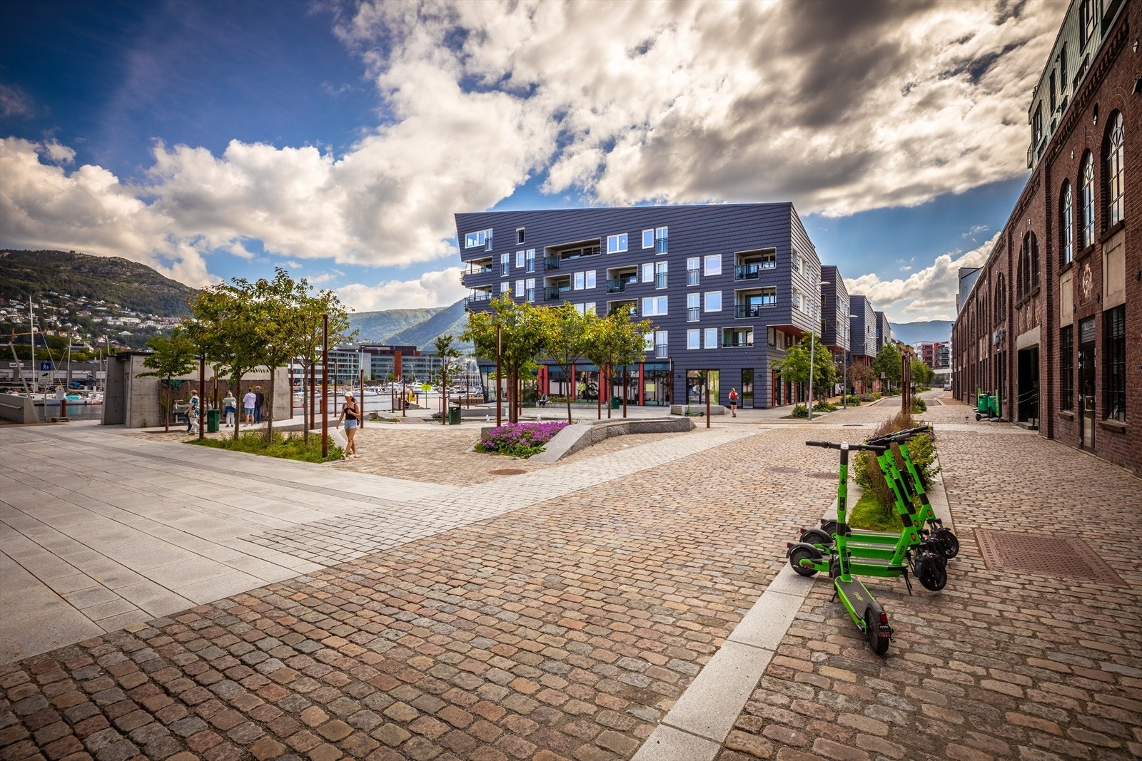 Her bor man et steinkast unna Fløttmannsplassen, i et unikt og trivelig bomiljø som appellerer til både unge og eldre, uansett livssituasjon. Galleribilde