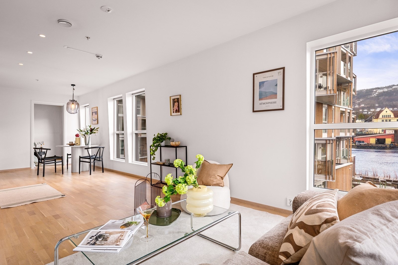 Stuen er på hele 26 m² og oppleves som funksjonell og luftig, med rikelig plass til å innrede både stilfullt og komfortabelt. Galleribilde