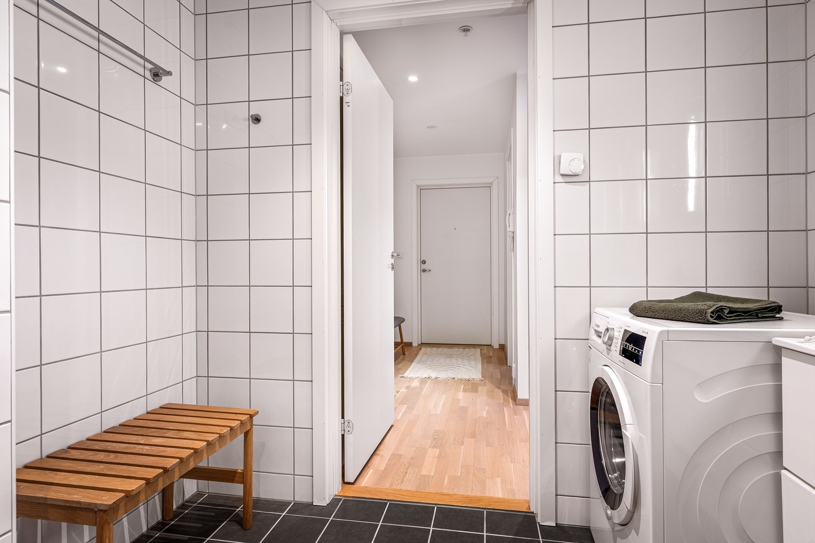 Her eksisterer det også opplegg for vaskemaskin og tørketrommel og fordelerskap for vann. Galleribilde