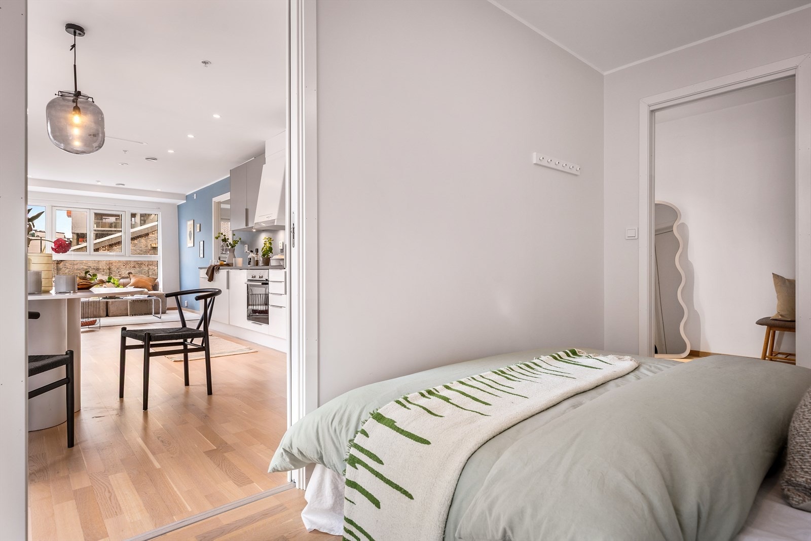 Leilighetens andre soverom har i dag blitt brukt som gjesterom, men er også godt egnet som kontor eller barnerom. Galleribilde