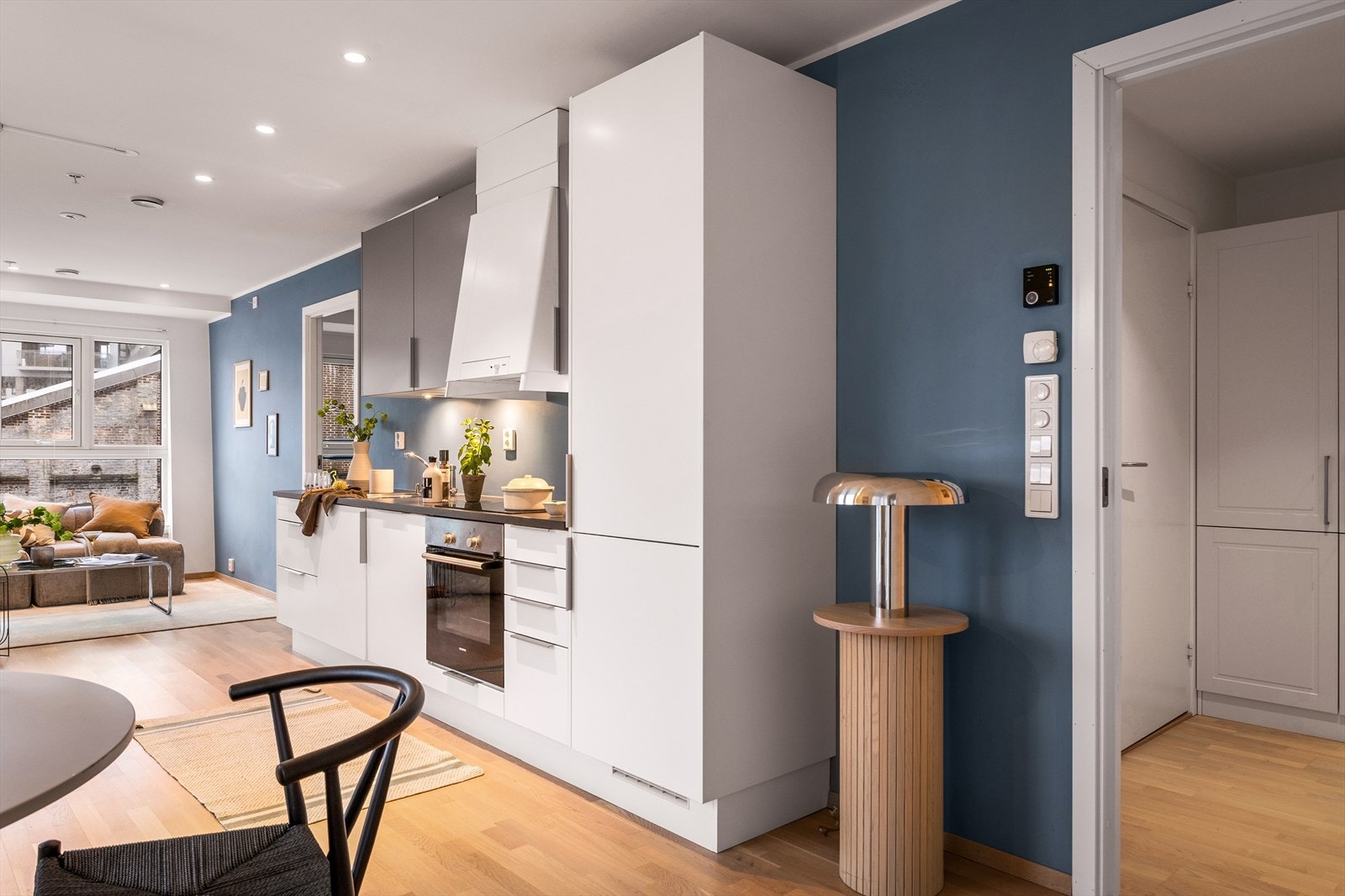 Kjøkkenet har blitt innredet med integrerte hvitevarer som stekeovn, induksjonstopp, oppvaskmaskin, kjøl-/fryseskap og ventilator. Galleribilde