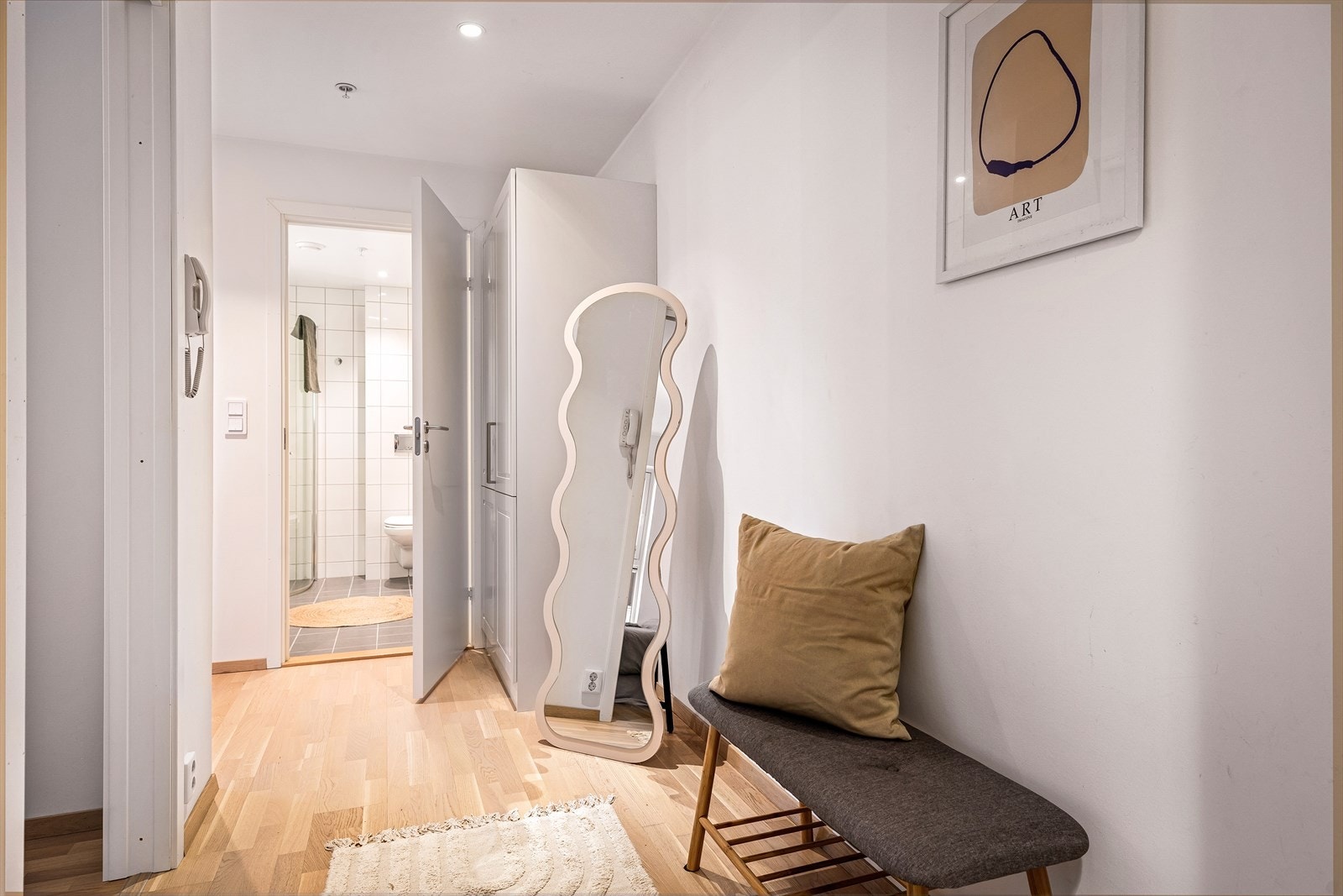 Du møtes av en lys og romslig entré, med parkett på gulv og spotter i tak. Her har man også en stor garderobe til oppbevaring. Galleribilde