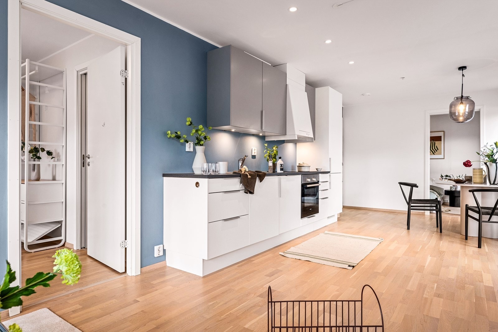 Her har man downlights i tak, og leiligheten har blitt malt i tidsriktige og delikate farger. Galleribilde