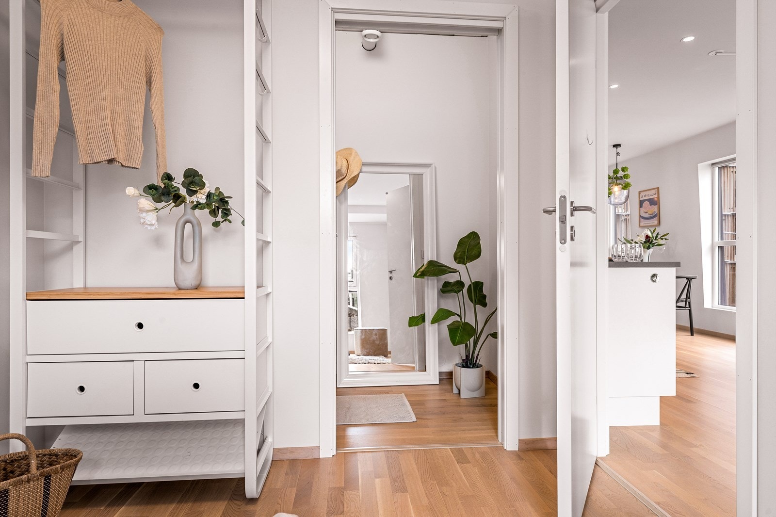 For den som setter pris på "god kontroll og orden" i sakene, er det godt med oppbevaringsplass og direkte tilgang til eget walk-in closet / teknisk rom. Galleribilde