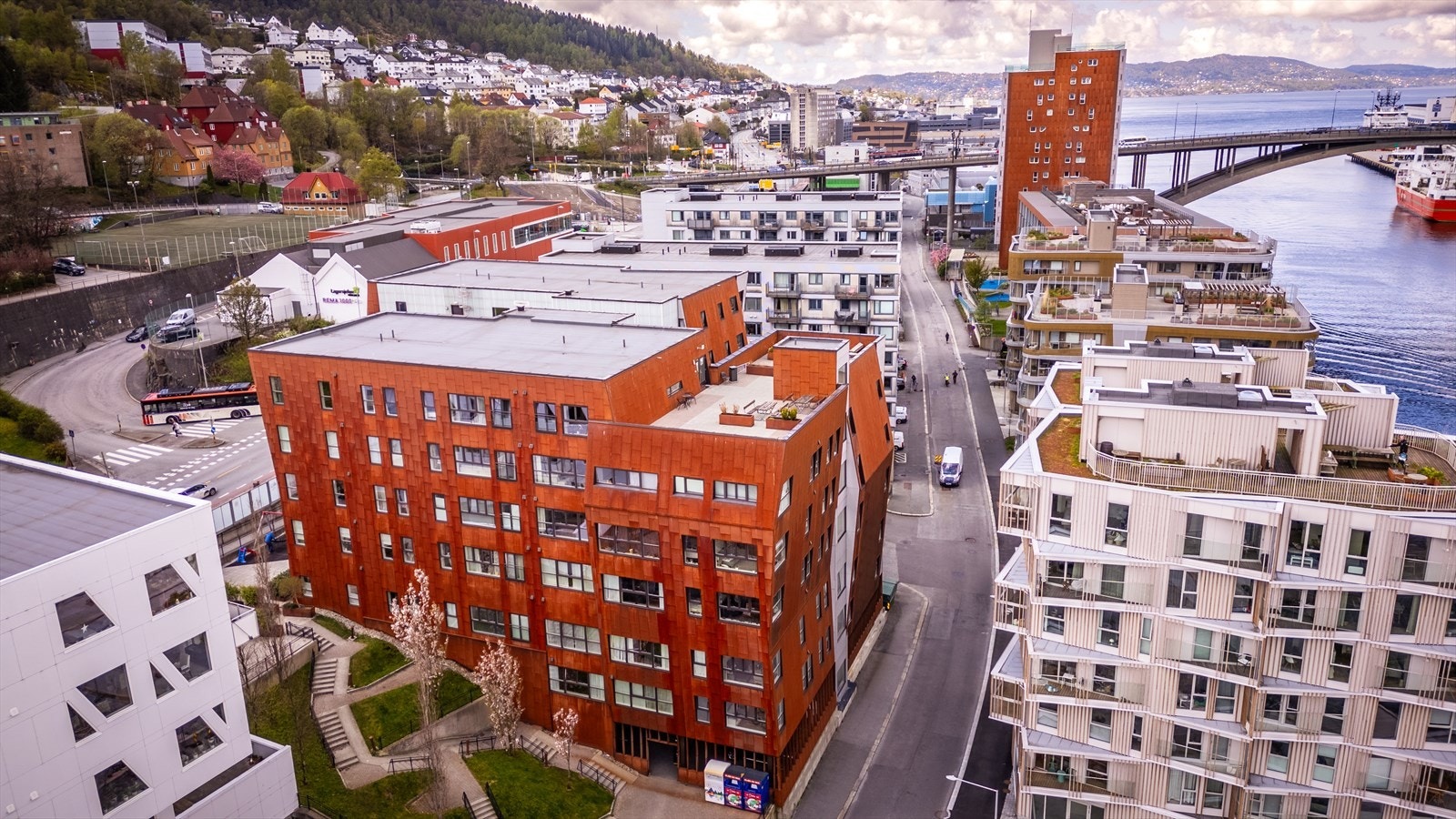 Leiligheten har en flott hjørneplassering i byggets andre etasje med heistilkomst, sjøgløtt og utsikt mot nærområdet. Galleribilde