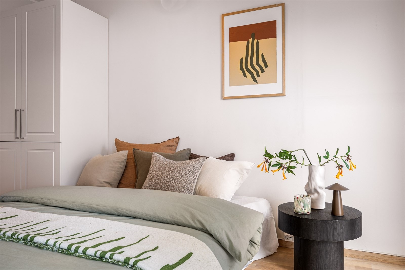 Rommet har plass til dobbeltseng, nattbord, garderobeskap og arbeidspult. Galleribilde