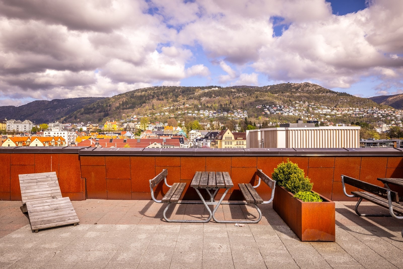 Utearealene egner seg godt for sosiale sammenkomster, solglede og lek i trygge og skjermede omgivelser. Galleribilde