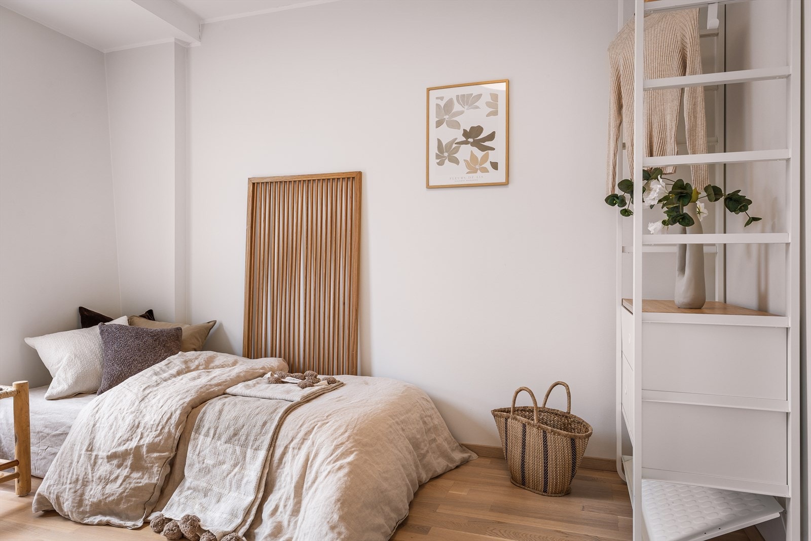 Her har man rikelig med naturlig belysning takket være de store vindusflatene. Galleribilde