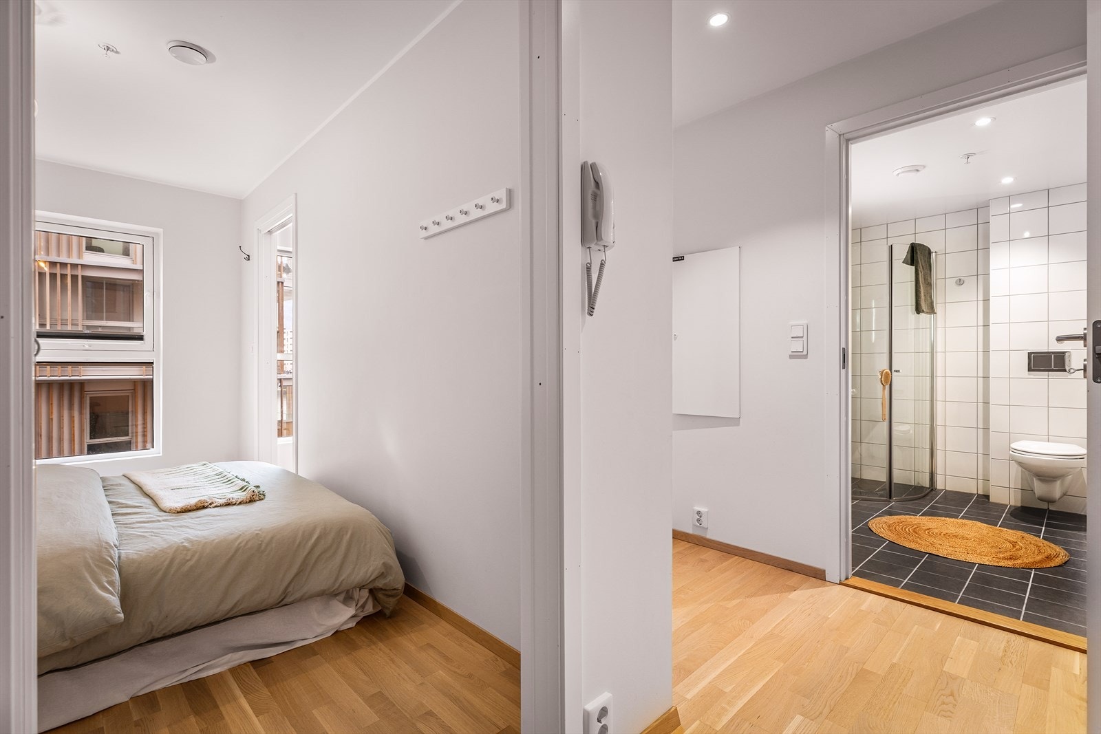 Praktisk med tilkomst fra soverom til både entre og stue. Galleribilde