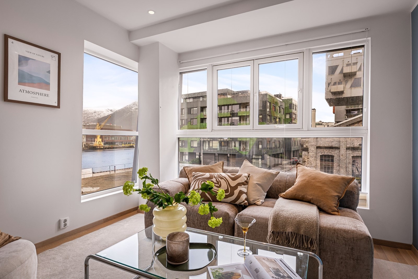 De store vindusflatene sørger for rikelig med naturlig lysinnslipp, og gir en fantastisk følelse av luft og rom. Galleribilde