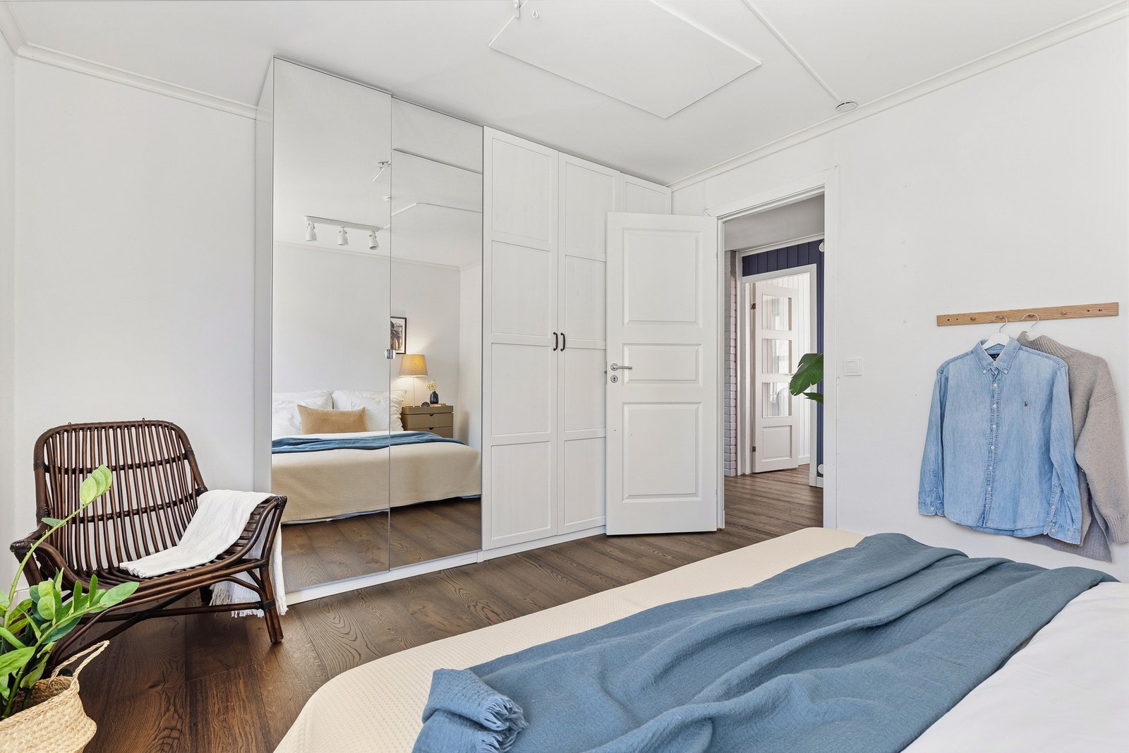 Hovedsoverommet utstyrt med en stor garedrobe, og det er tilgang til loftet via trappeluke. Galleribilde