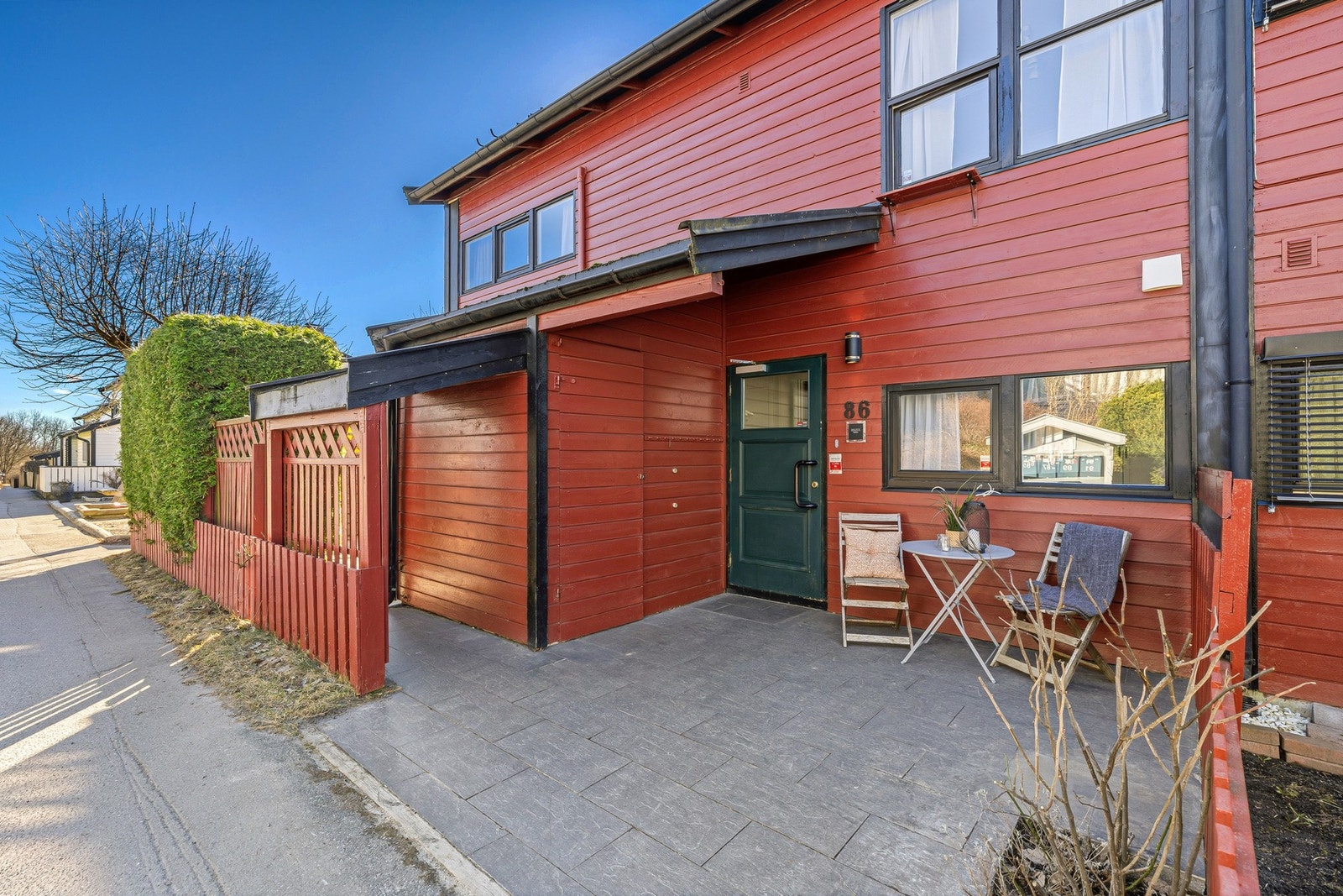 På forsiden av huset er det tilgang til utvendig bod, samt passasje til en lun og hyggelig uteplass. Galleribilde