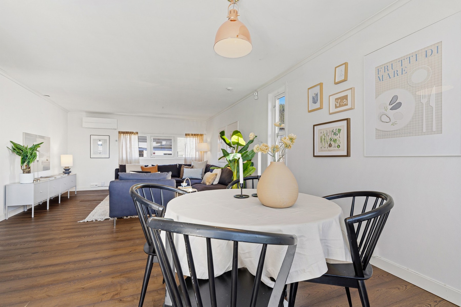 Stuen har god plass til egen spisestue. Galleribilde