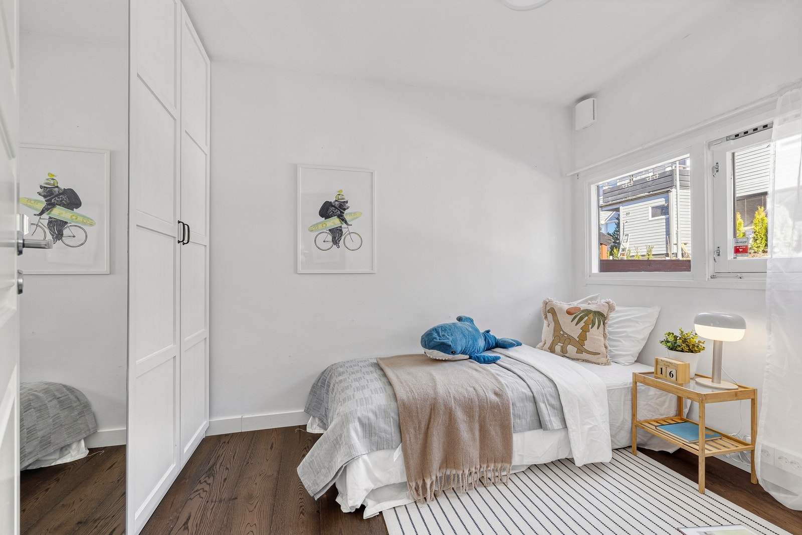 Det første soverommet er innredet med enkeltseng og har godt med lagring i stor garderobe. Galleribilde