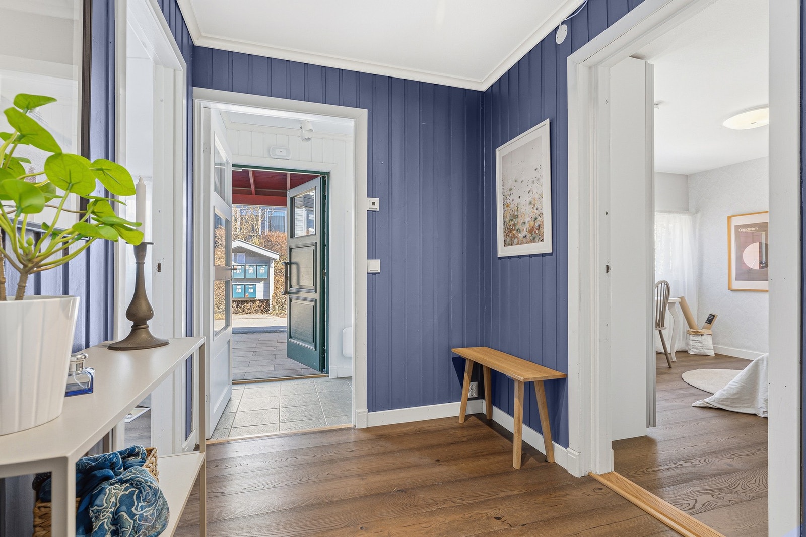 Boligen har et romslig og praktisk inngangsparti. Gangen er utstyrt med varmekabler. Galleribilde