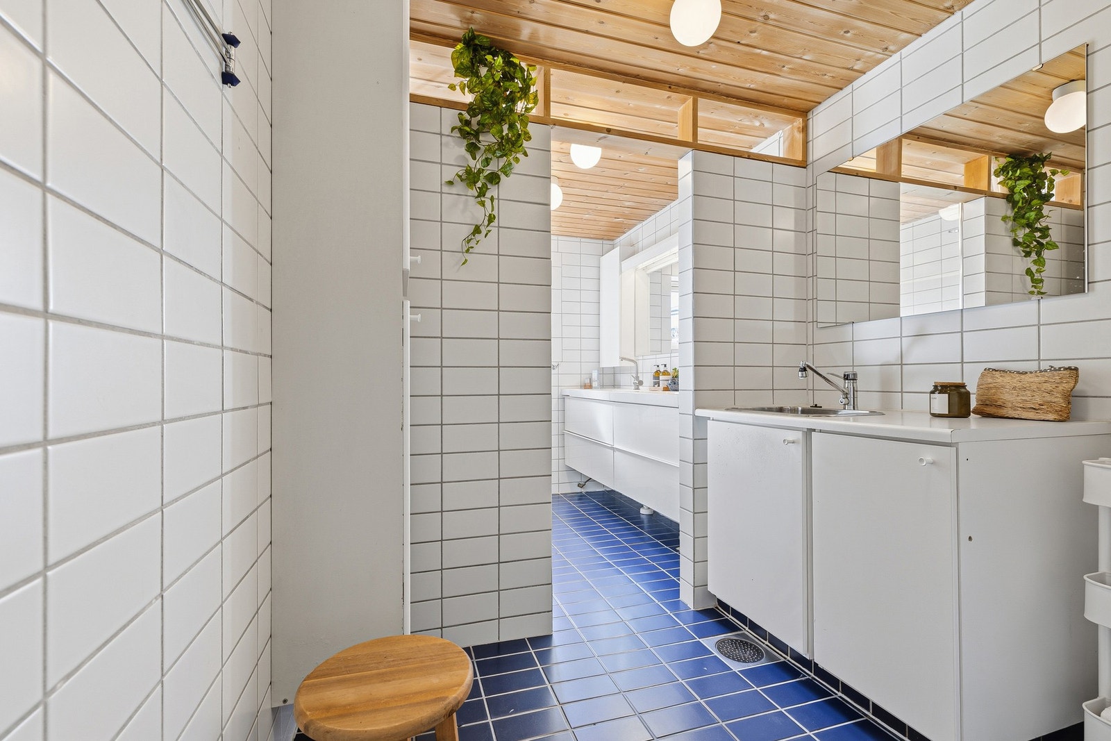 Badet i 1.etasje er delt i 2 med vaskerom del og baderoms del. Galleribilde