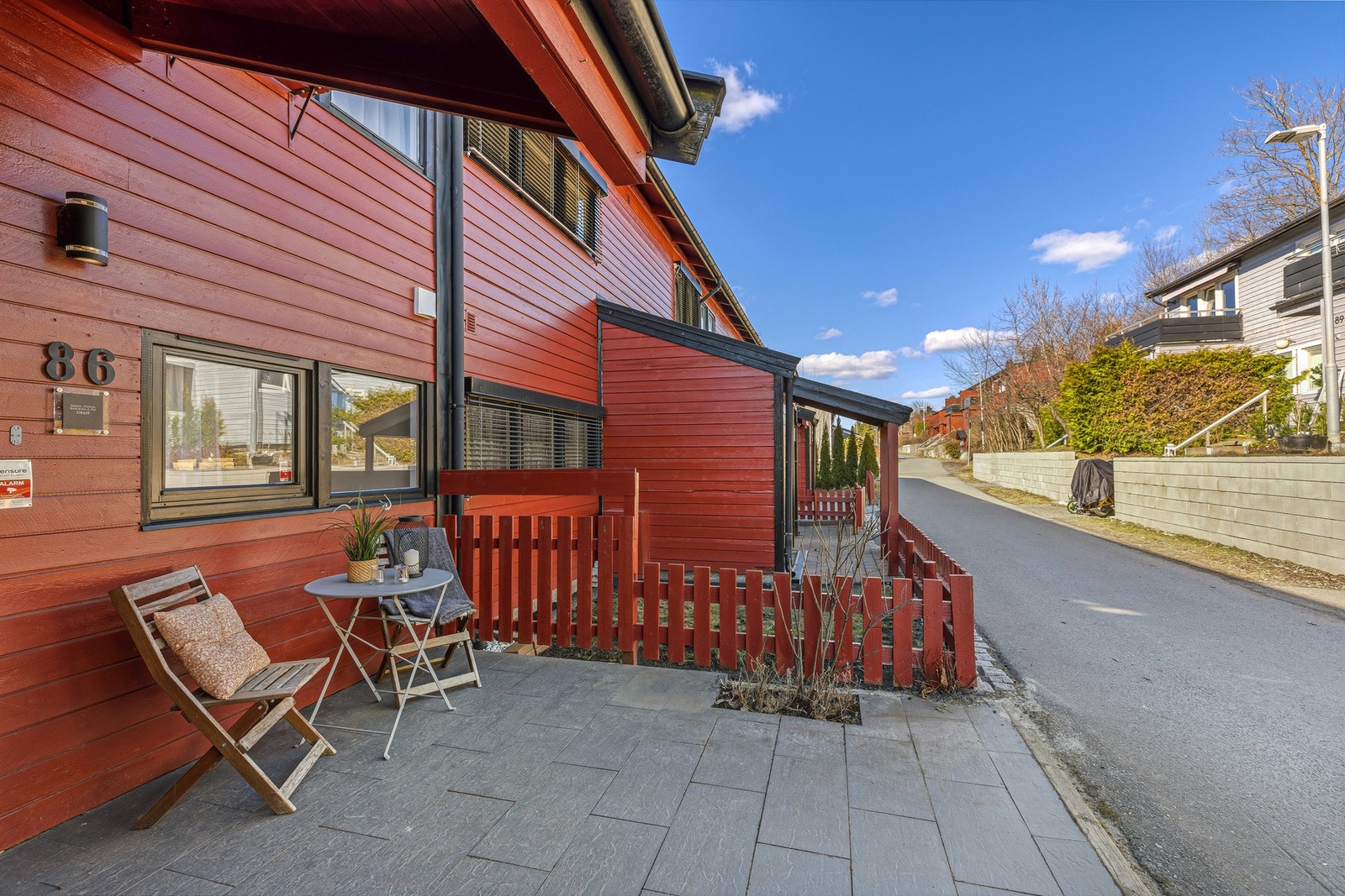 Forsiden byr også på en hyggelig uteplass der man kan nyte morgensol! Galleribilde