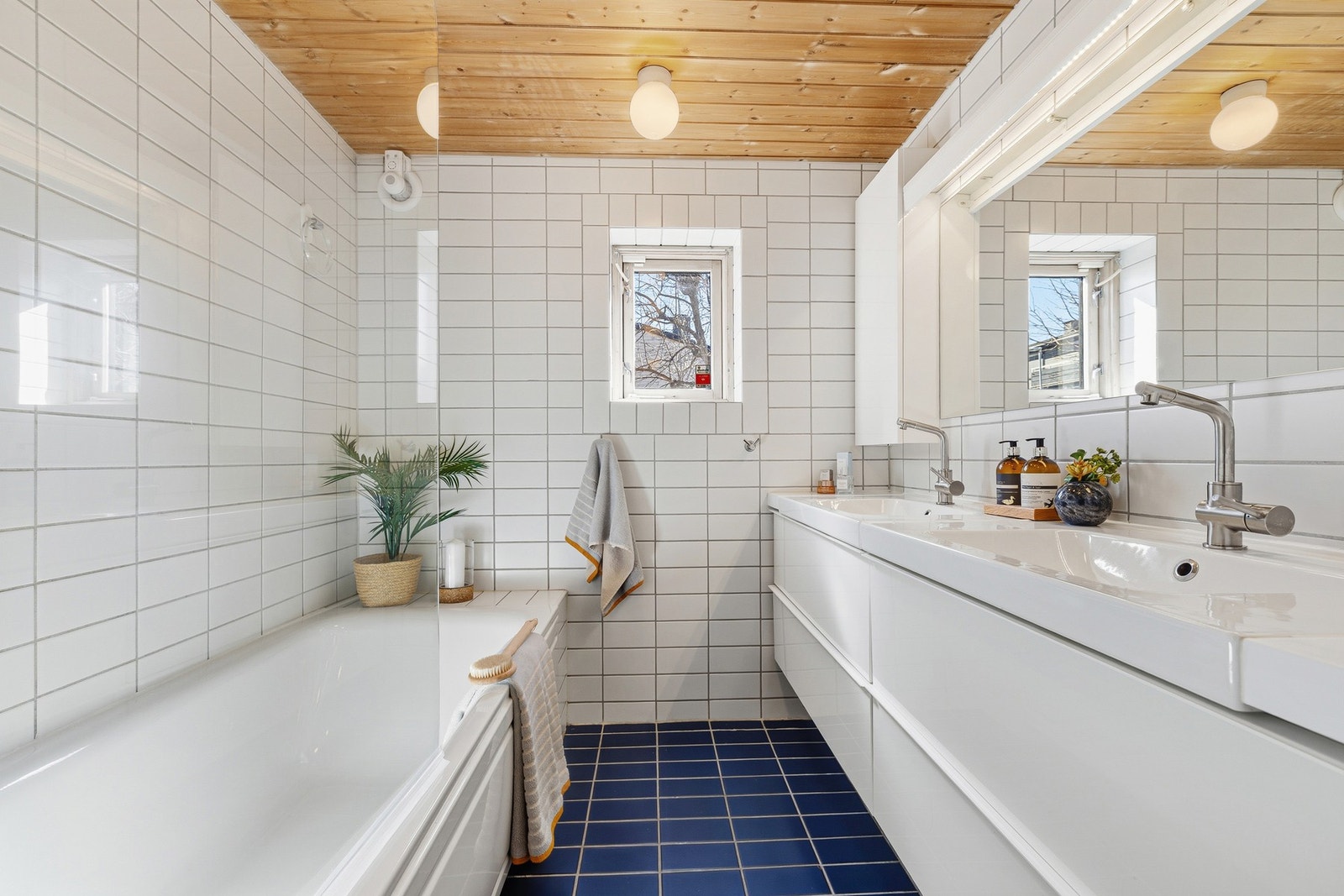 Badet er utstyrt med badekar og dobbel vask med oppbevaring i baderomsmøbel. Galleribilde