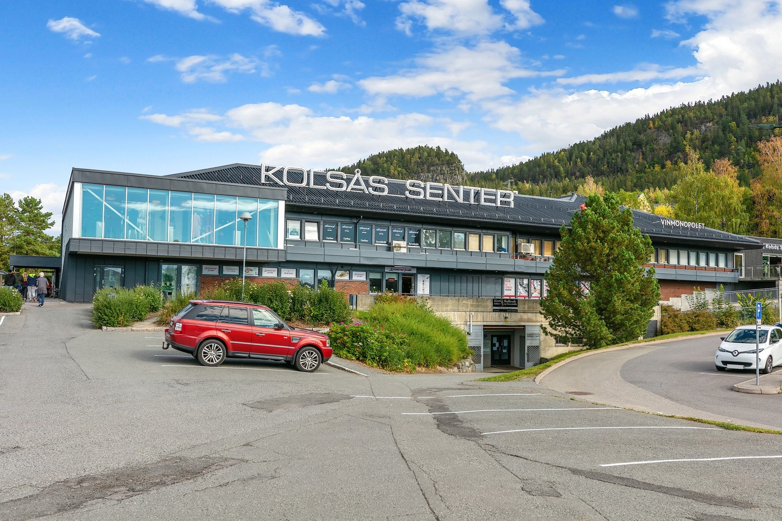 Kolsås senter (1 km) har 19 ulike tilbydere som inkluderer apotek, vinmonopol og en stor Meny. Galleribilde