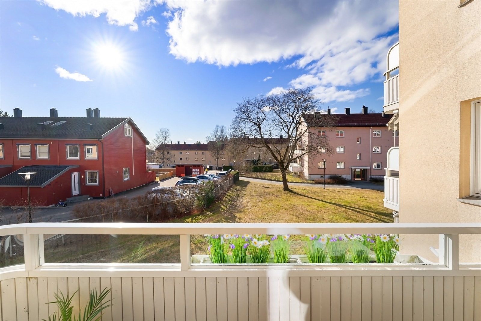 Fra balkongen ser man ut over de rolige og grønne omgivelsene. Galleribilde