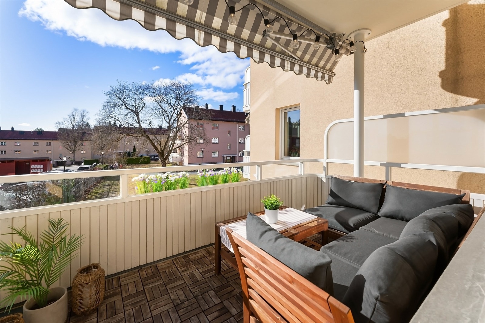 Fra stuen er det utgang til en vestvendt balkong på 8 m², med god plass til en sittegruppe. Galleribilde
