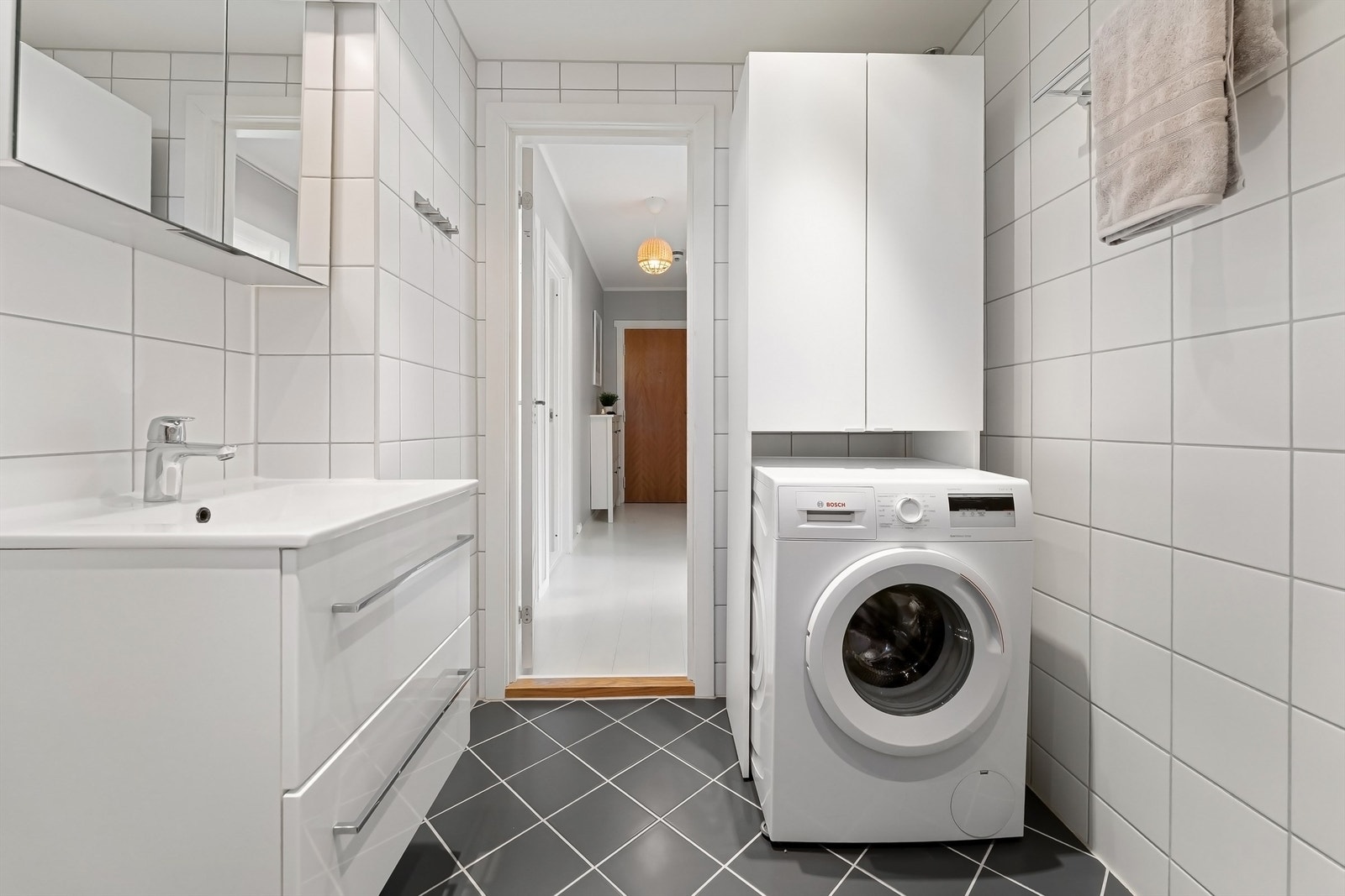 Her er det gulvvarme for komfort, vegghengt toalett og praktisk opplegg for vaskemaskin. Galleribilde