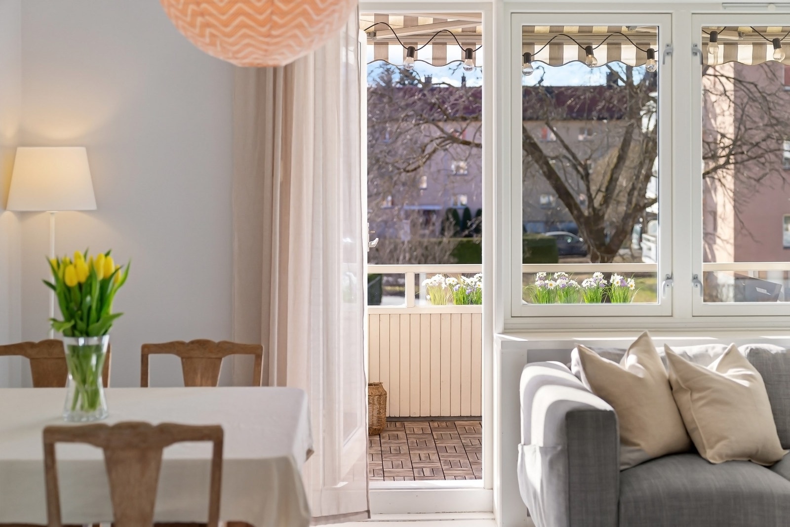 Direkte utgang til balkongen fra stuen visker ut skillet mellom inne og ute. Galleribilde