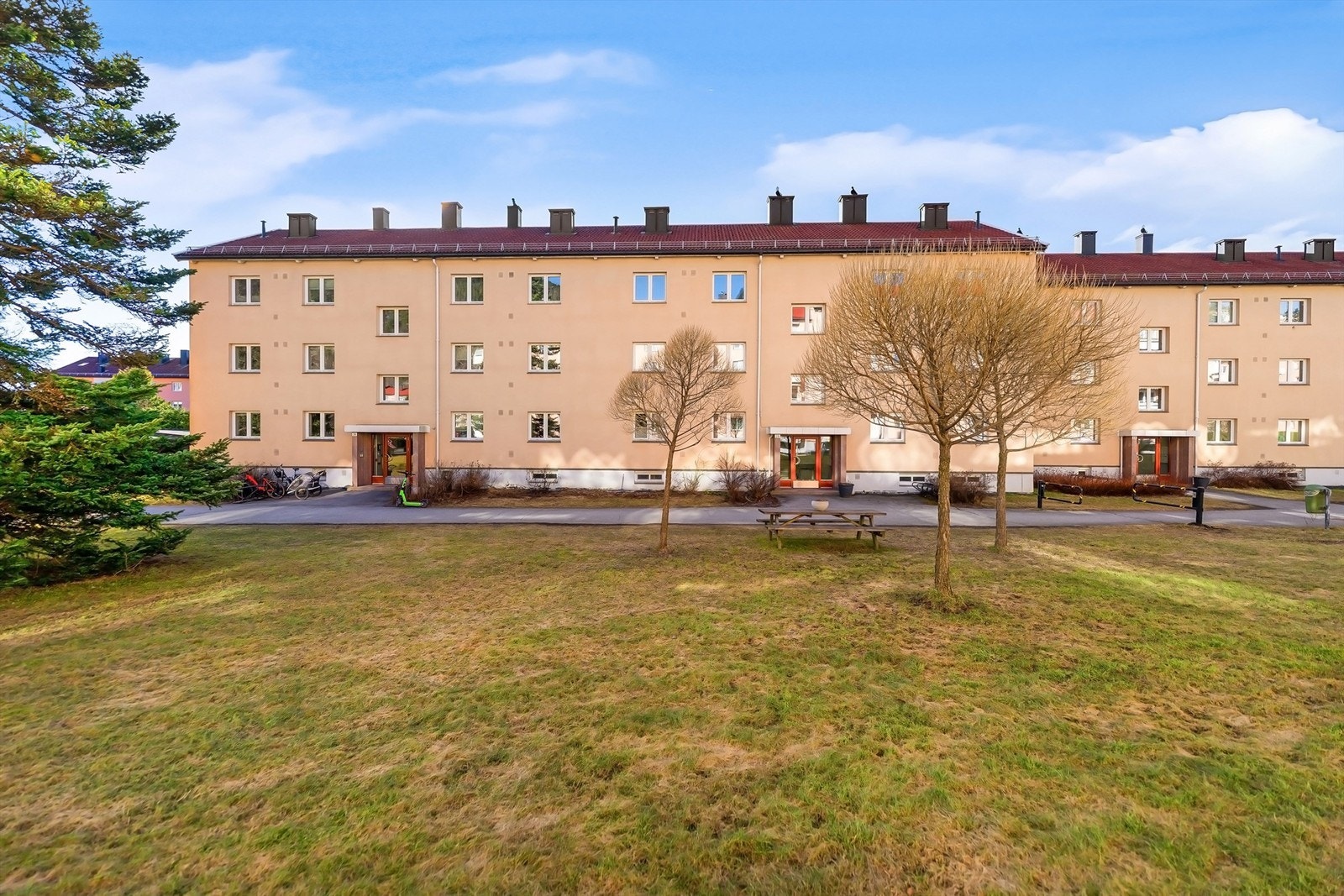 Bygget er fra 1951 med yttervegger i murverk og fasader av murpuss. Galleribilde