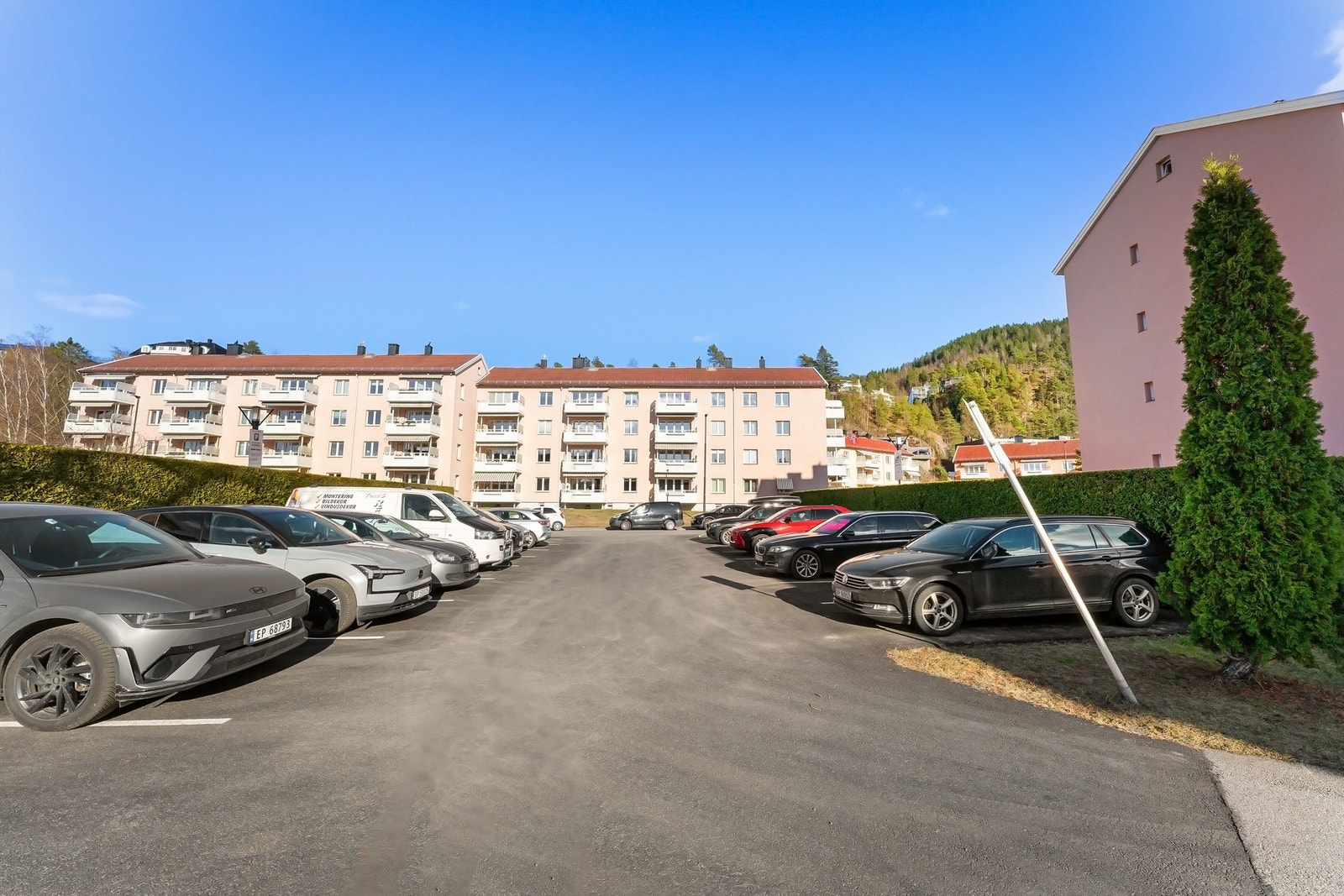 Borettslaget har tilgang til elbilladere som deles mellom beboerne. Galleribilde