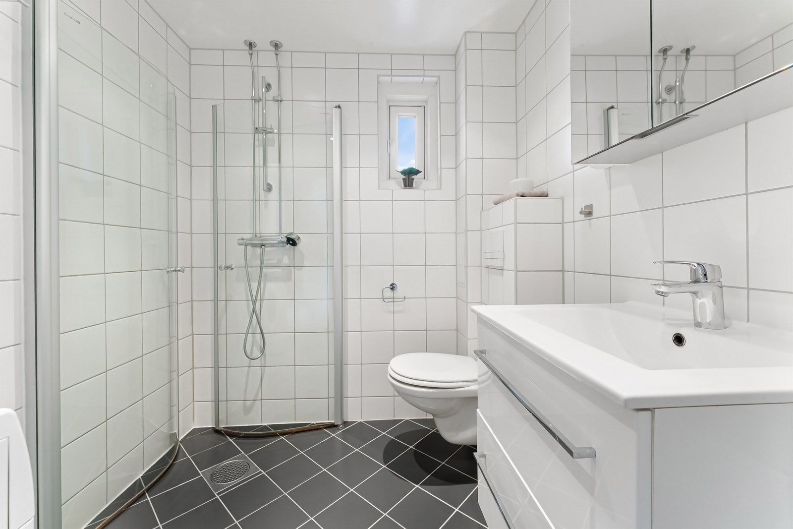 Badet ble oppgradert i 2011 i regi av borettslaget, med flislagt gulv og vegger. Galleribilde
