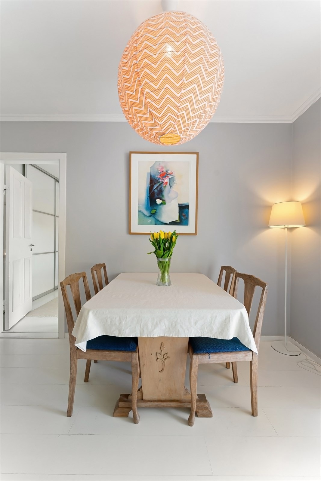 Spiseplassen er naturlig integrert i stuen. Galleribilde