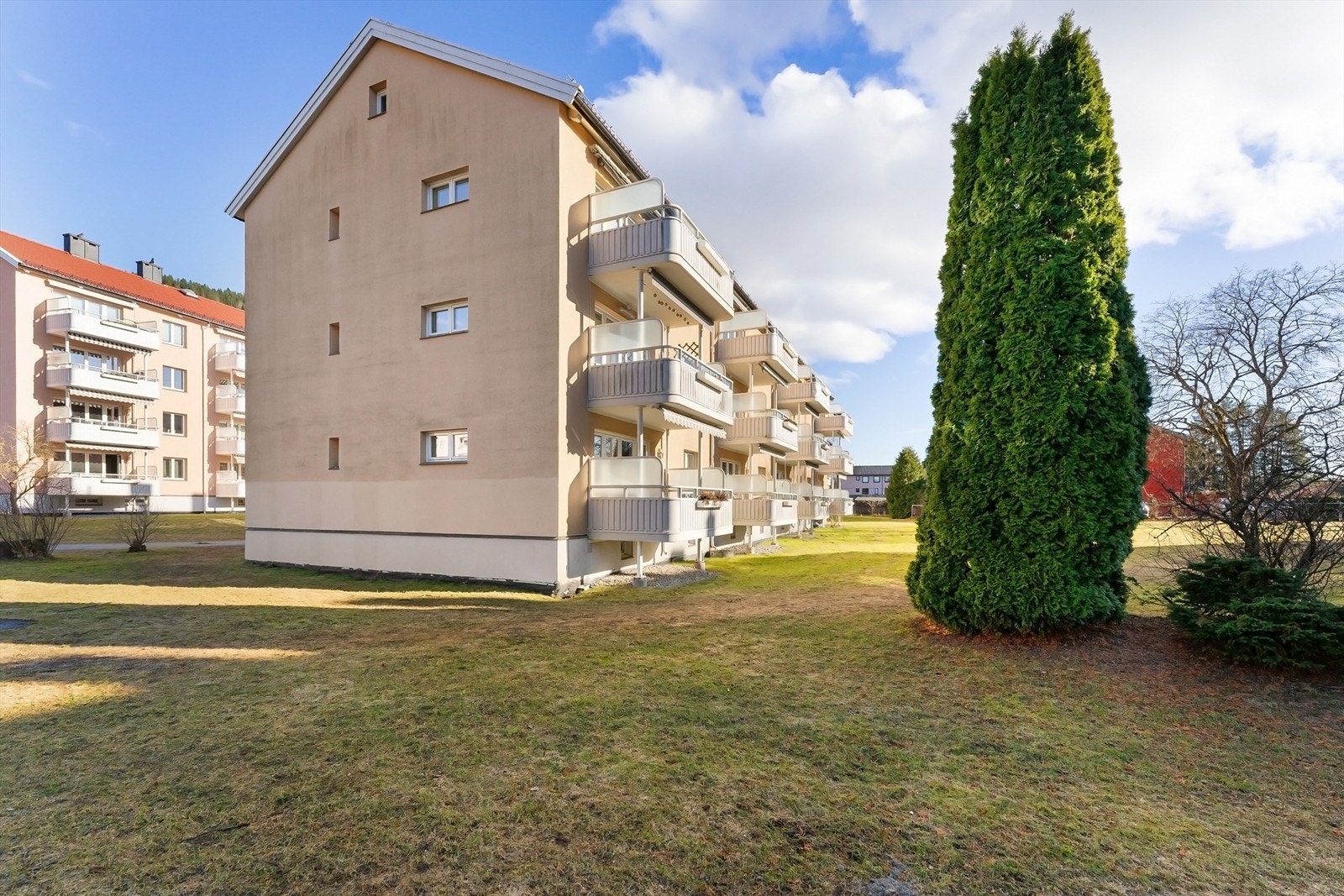Leiligheten har en attraktiv og tilbaketrukket beliggenhet på Kjelsås, skjermet i grønne omgivelser. Galleribilde