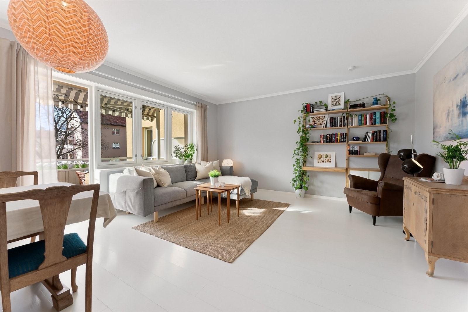 Stuen er leilighetens samlingspunkt, med god plass til både sofagruppe og spisebord. Galleribilde