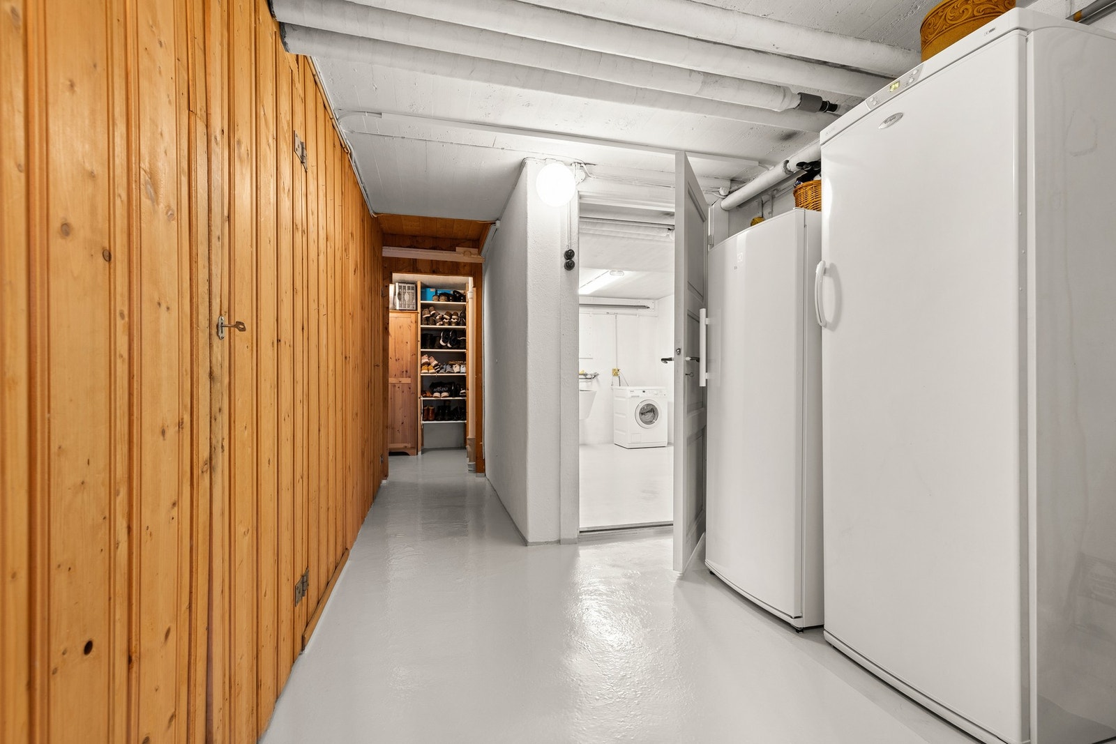 Stor og praktisk underetasje med flere boder, teknisk rom og gode lagringsmuligheter. Galleribilde