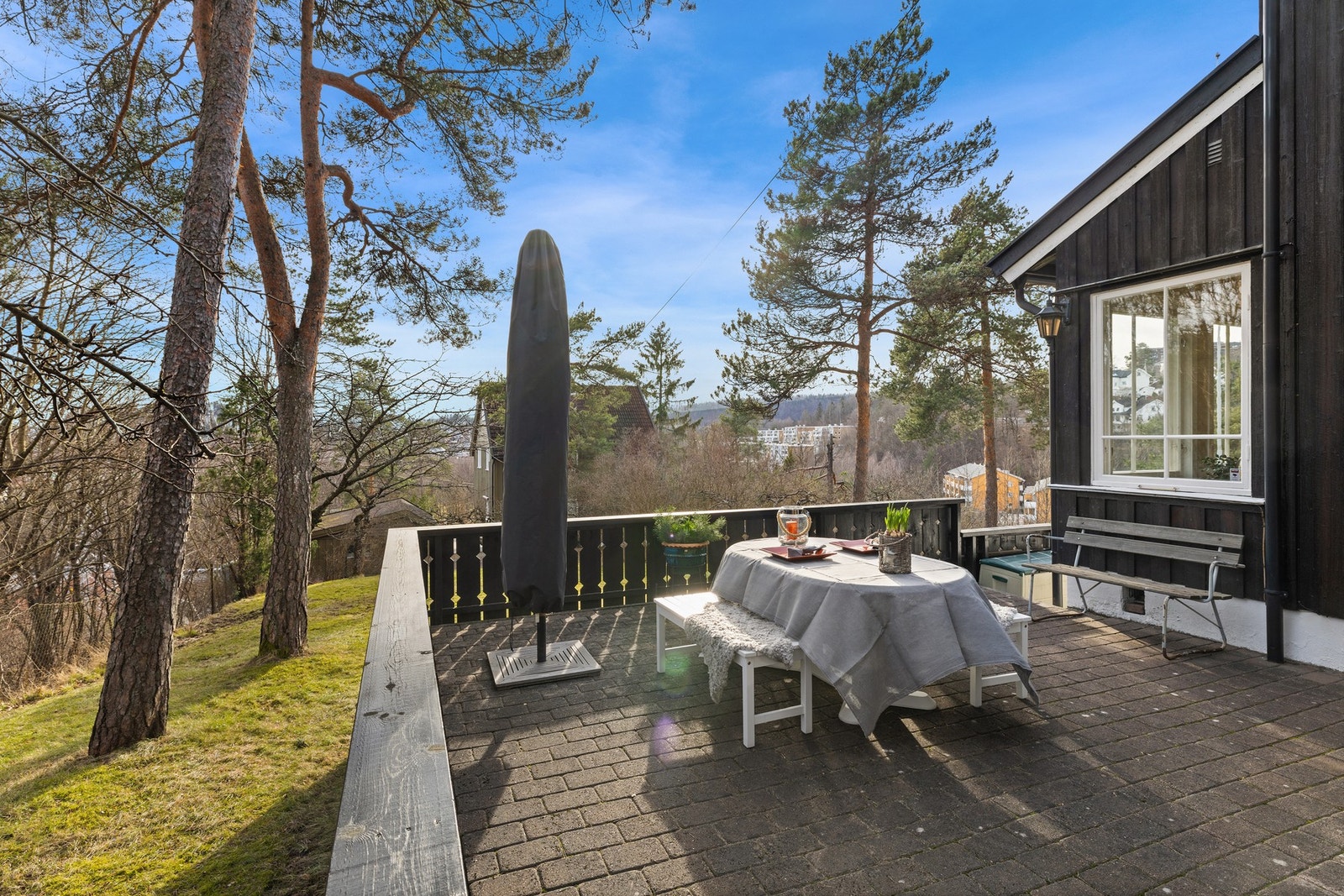 Romslig terrasse med gode solforhold og flott utsikt - perfekt for rolige stunder. Galleribilde