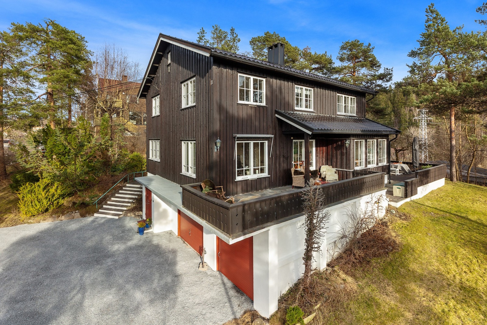Boligen ligger pent tilbaketrukket på tomten med gode uteområder rundt. Galleribilde