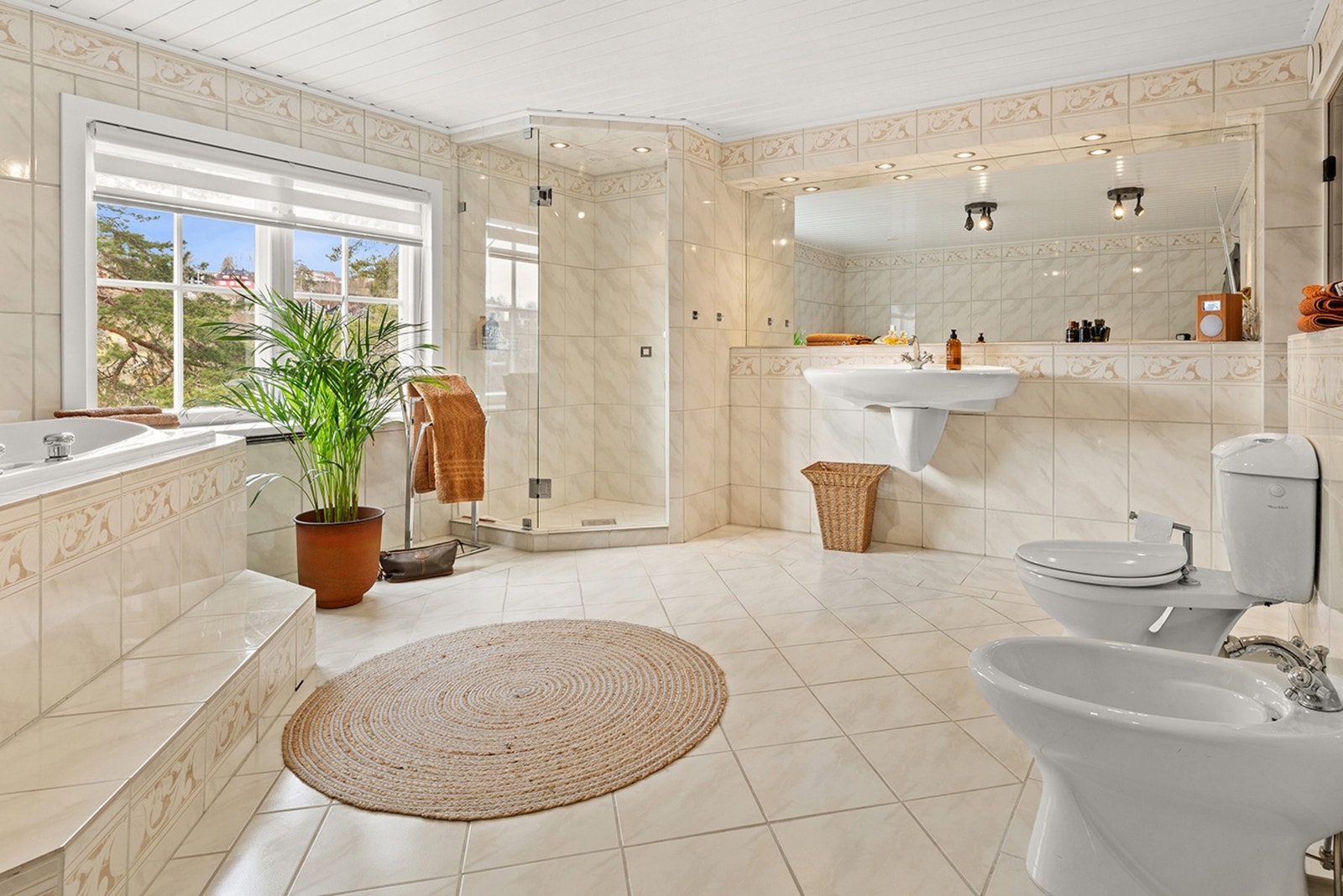 Stort og delikat bad med god plass til både badekar og dusjsone - en perfekt kombinasjon av komfort og funksjonalitet. Galleribilde