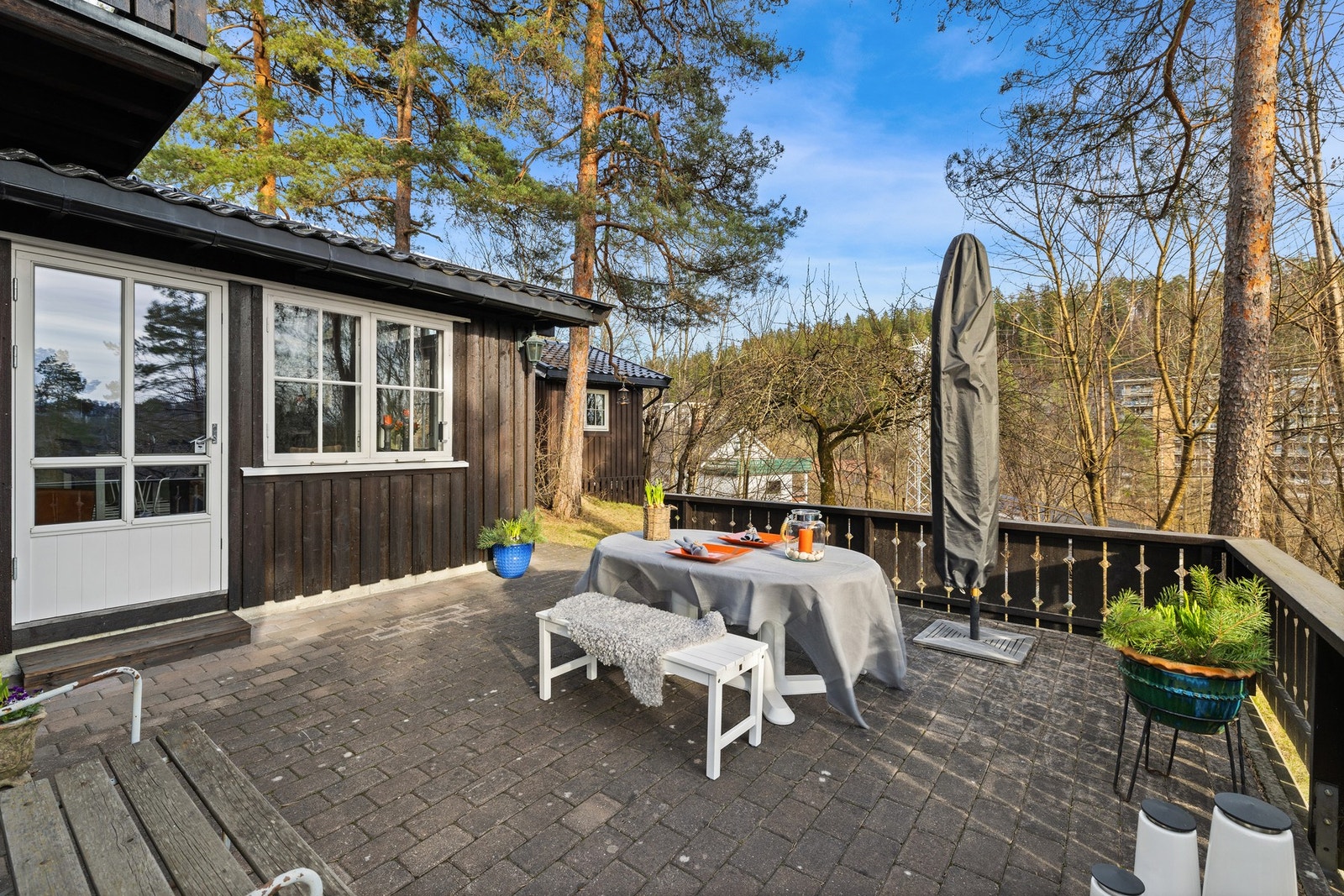 Trivelig uteplass fra spisestue med gode solforhold og direkte adkomst fra boligen - perfekt for sommerdager. Galleribilde