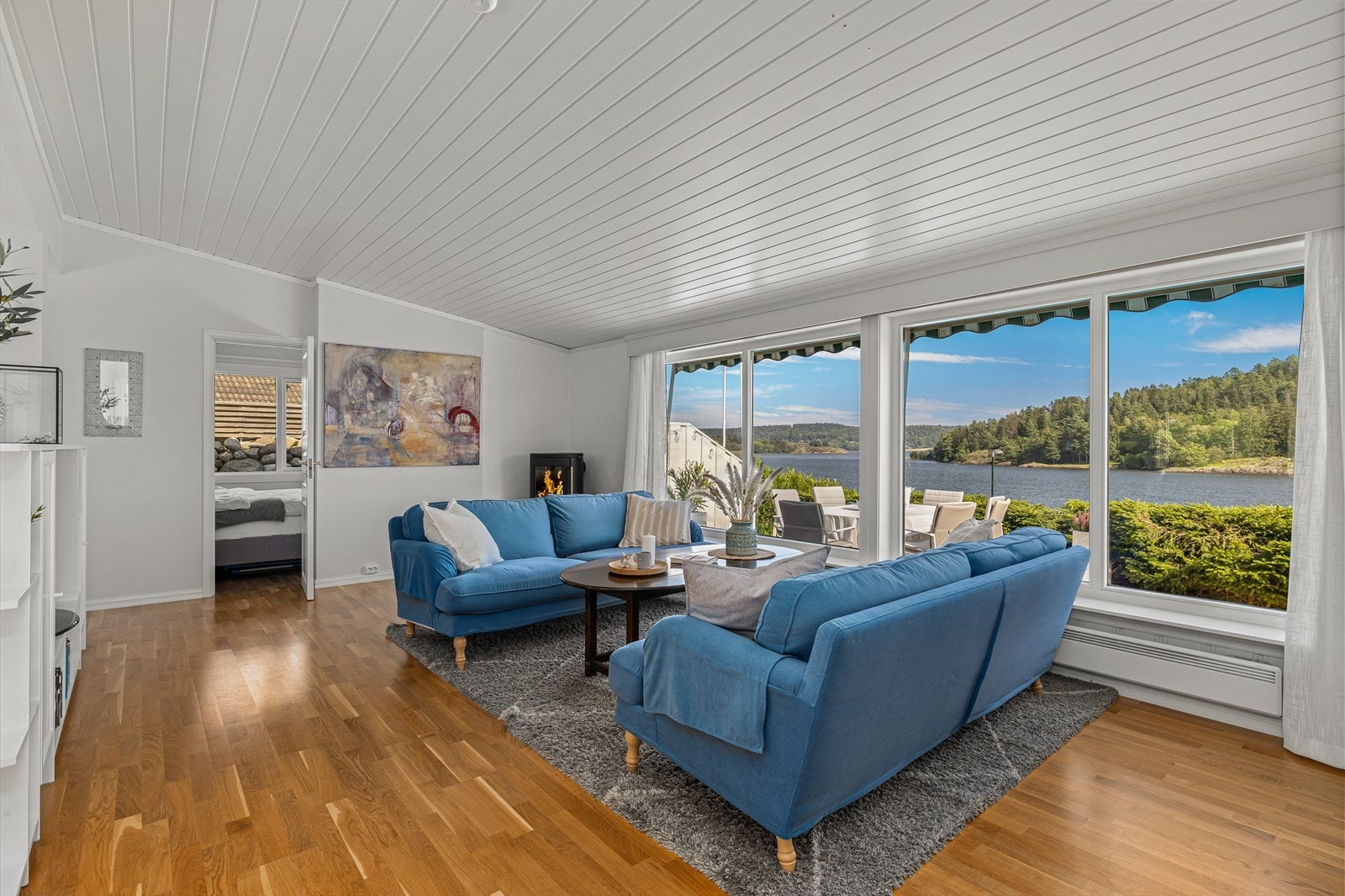 Fra stuen er det utsikt over fjorden og over til Ravnøy. Galleribilde
