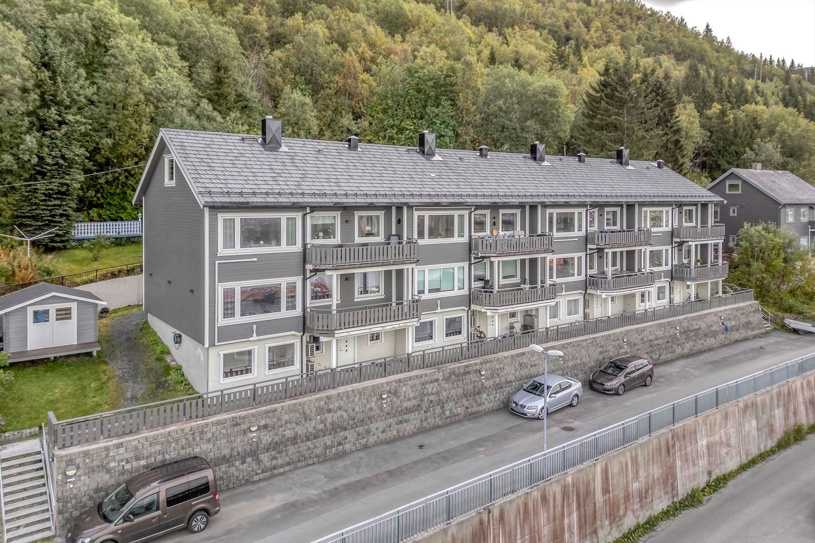 Parkering i gateplan. Galleribilde