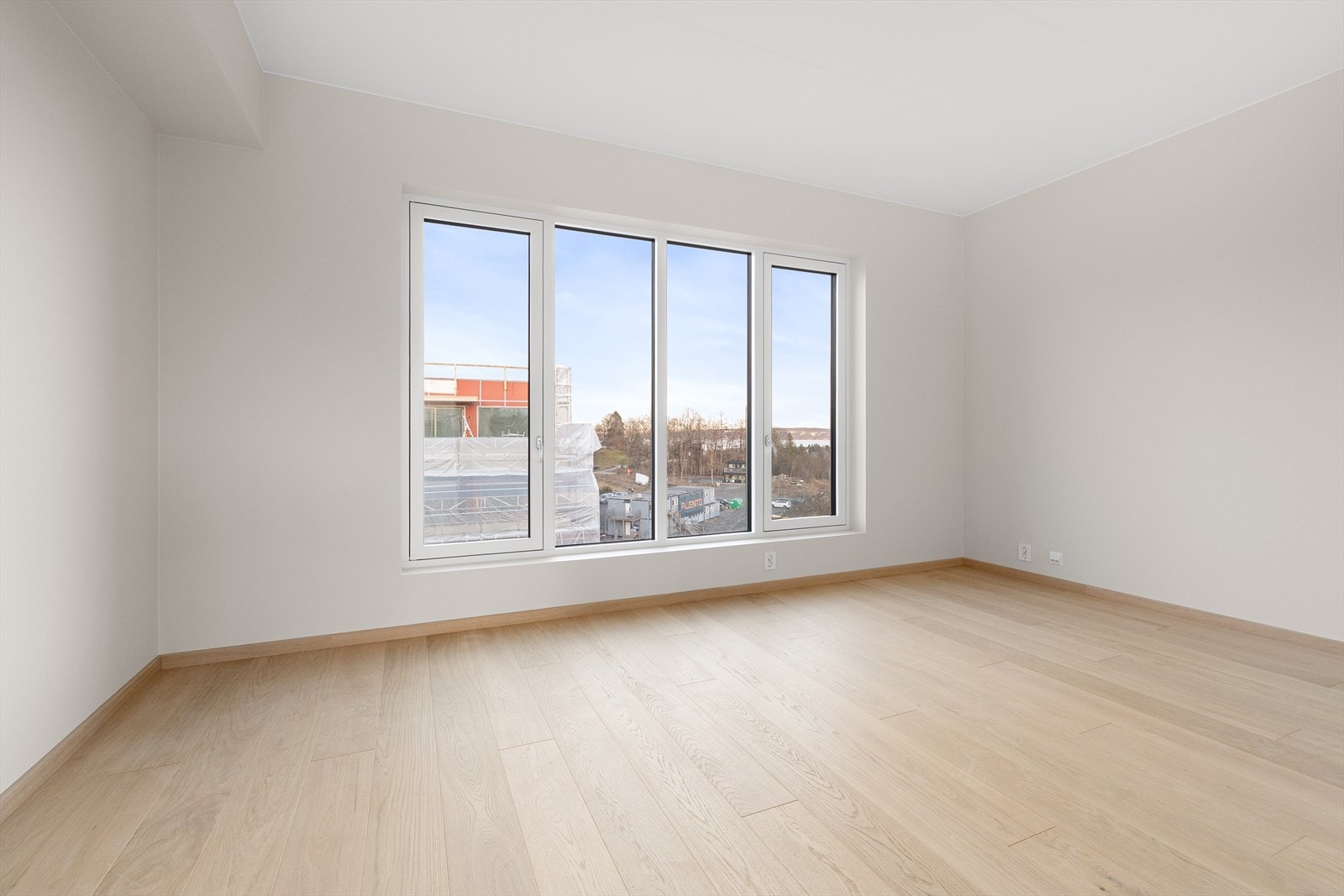 God plass til dobbeltseng og garderobe. Galleribilde