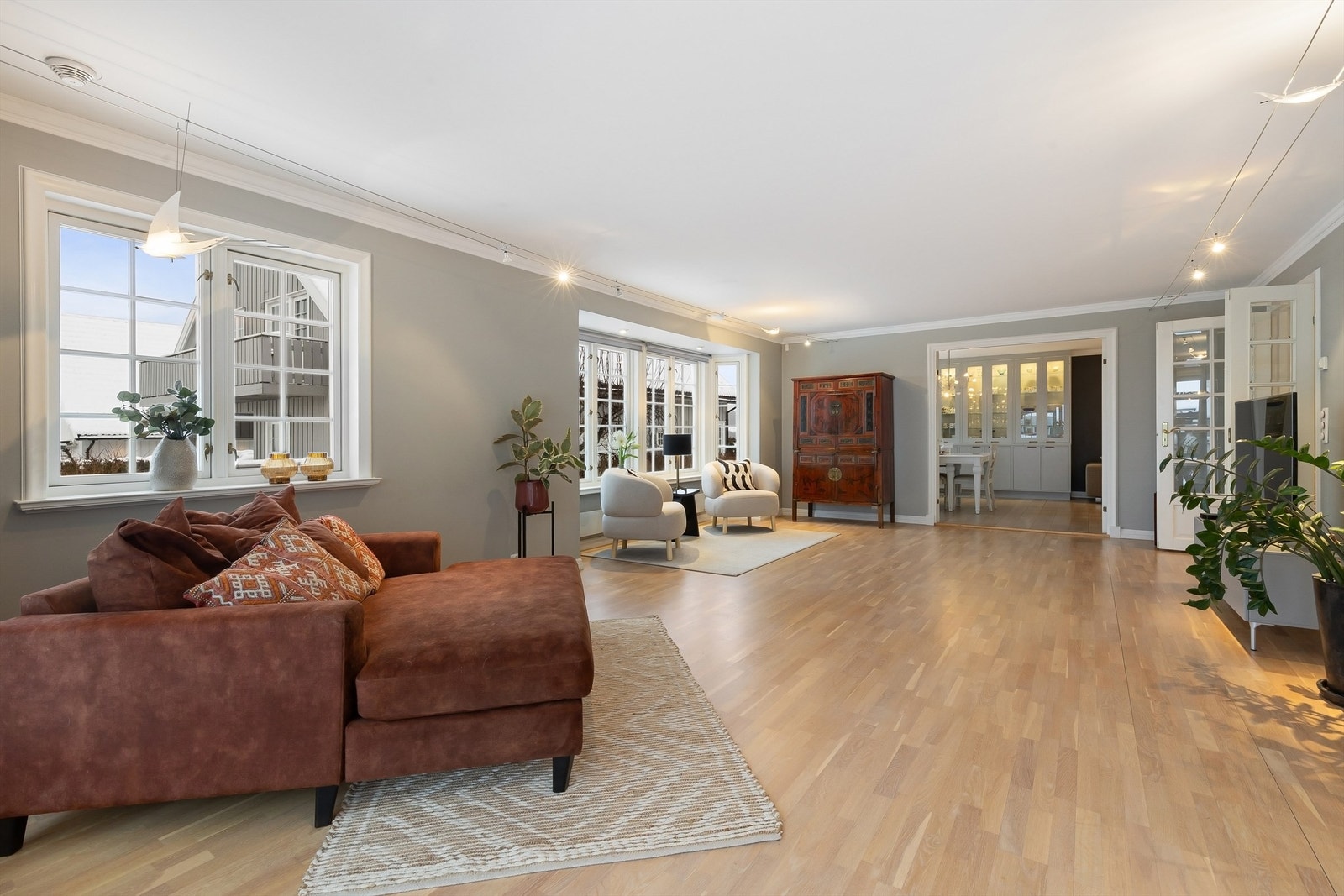 Stuen har gode møbleringsmuligheter med plass for sofagrupper, TV-seksjon, lesehjørne og annet passende møblement Galleribilde