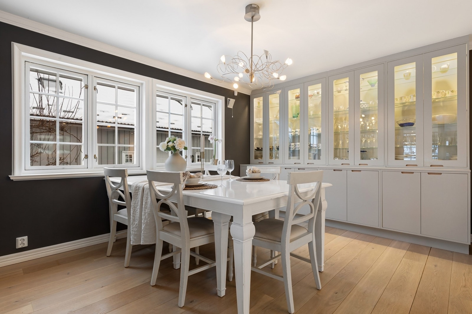 Det er god plass for spisebord og tilhørende møblement Galleribilde