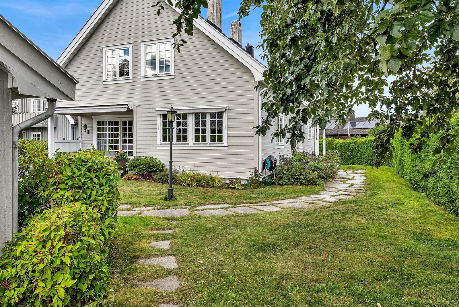 Eiendommen har en pent opparbeidet hage med gode lysforhold og flere uteplasser Galleribilde