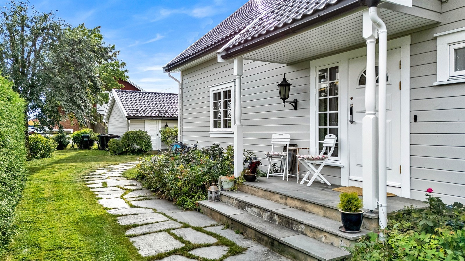 Inngangspartiet har en liten trapp og er delvis overbygget Galleribilde