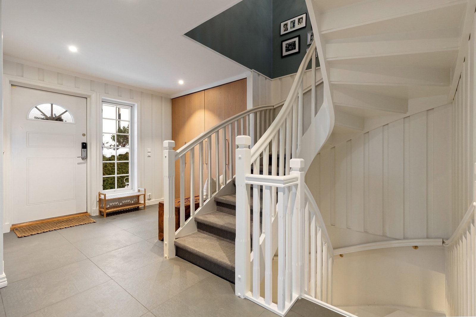 Lys og romslig entré / hall med god plass for yttertøy Galleribilde