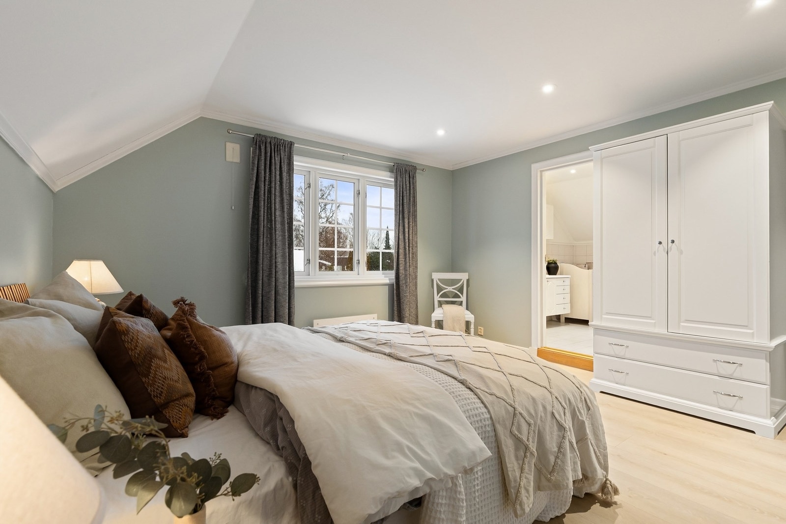 Ett av soverommene har eget baderom Galleribilde