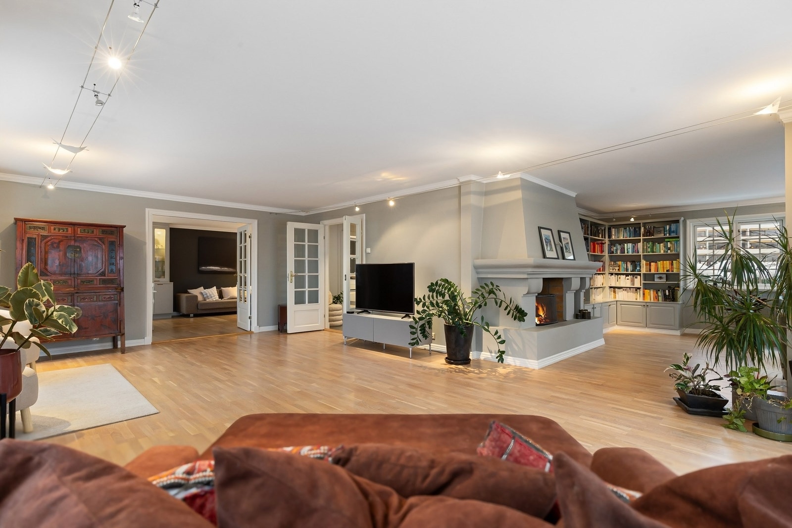 Stuen har gode møbleringsmuligheter med plass for flere soner Galleribilde